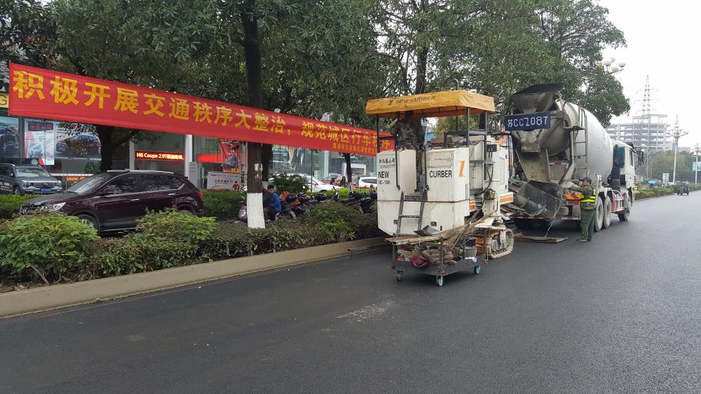 為什么說路緣石滑模機是混凝土滑模攤鋪的好幫手呢？