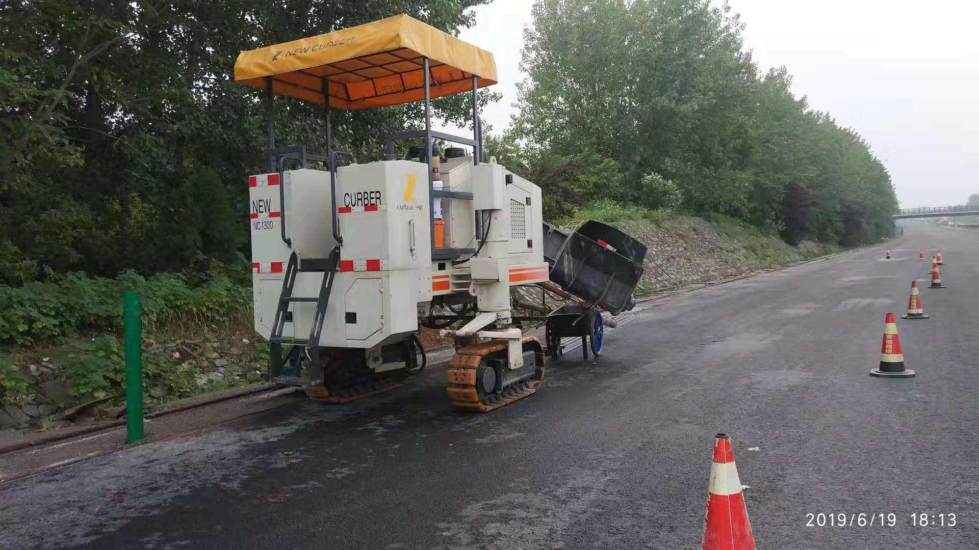 路緣石滑模機技術正在不斷創(chuàng)新，從而提高施工質量及效率
